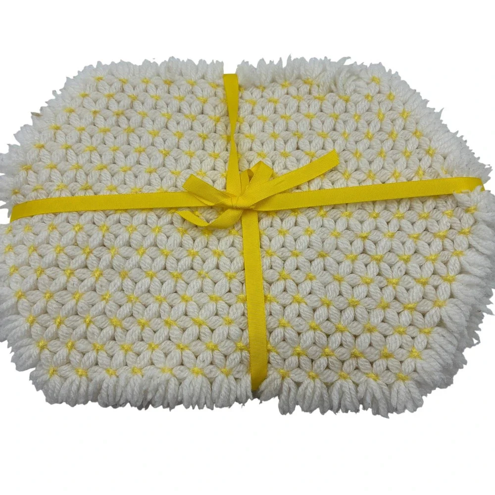 Vtg Handmade Floral Loom Knit Set of 4 Placemats White Yellow Daisy Fringe Retro